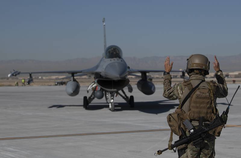 Teknologi.  Sersan Nestor Fraga mengemudikan F-16 Fighting Falcon selama latihan Sistem Manajemen Pertempuran Lanjutan di Pangkalan Angkatan Udara Nellis, Nevada pada tahun 2020.