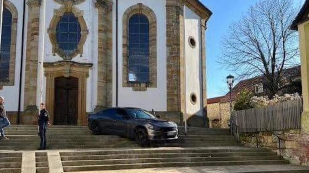 GPS-Navigation setzt einen in Amerika hergestellten Dodge Charger auf die Stufen einer deutschen Kirche